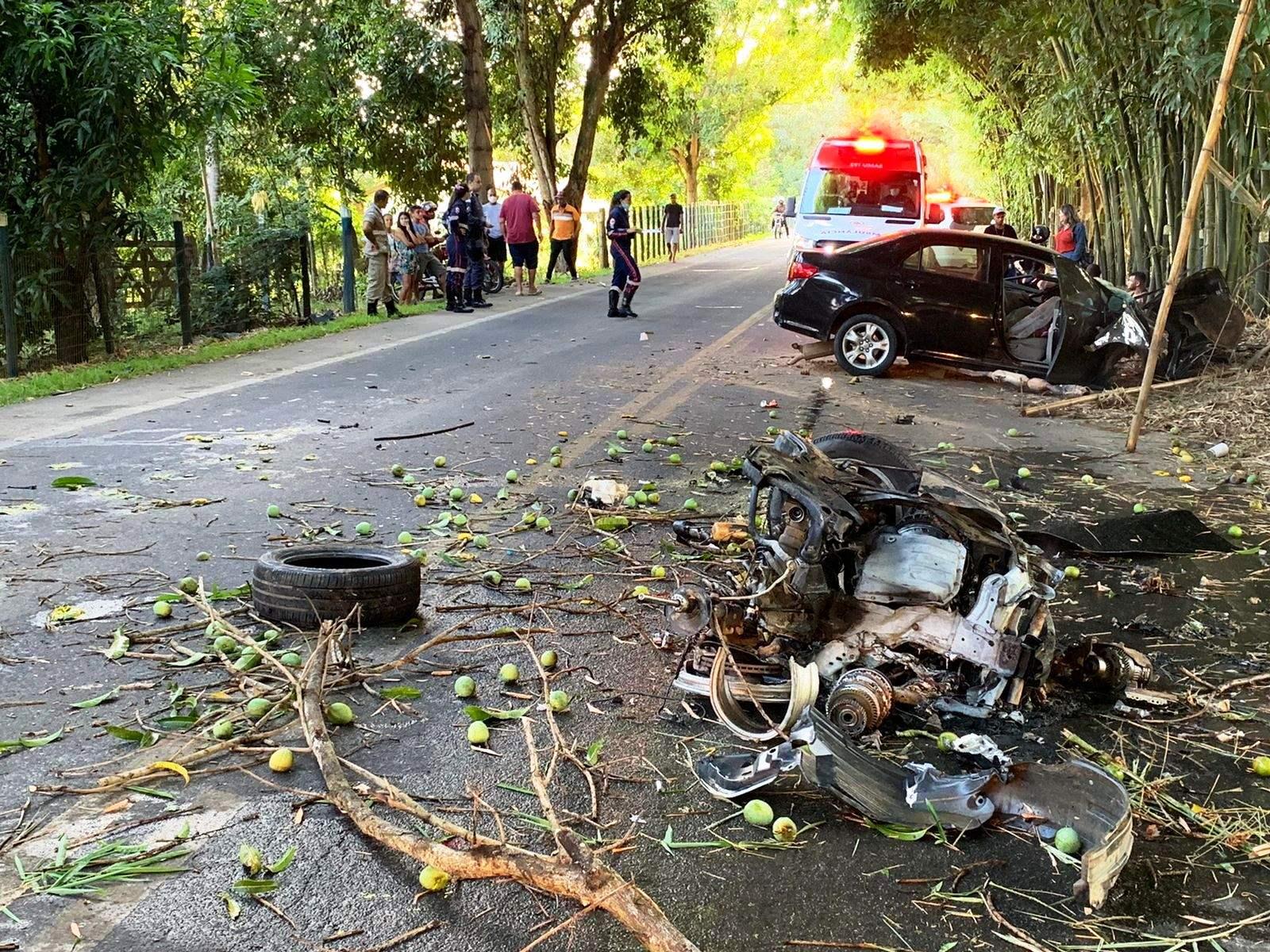 Mulher morre após carro bater em árvore, em Nova Venécia: motor é arremessado com o impacto