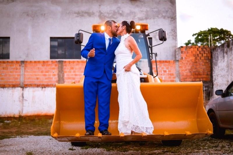 Recém-casados desfilam em retroescavadeira após cerimônia e viraliza