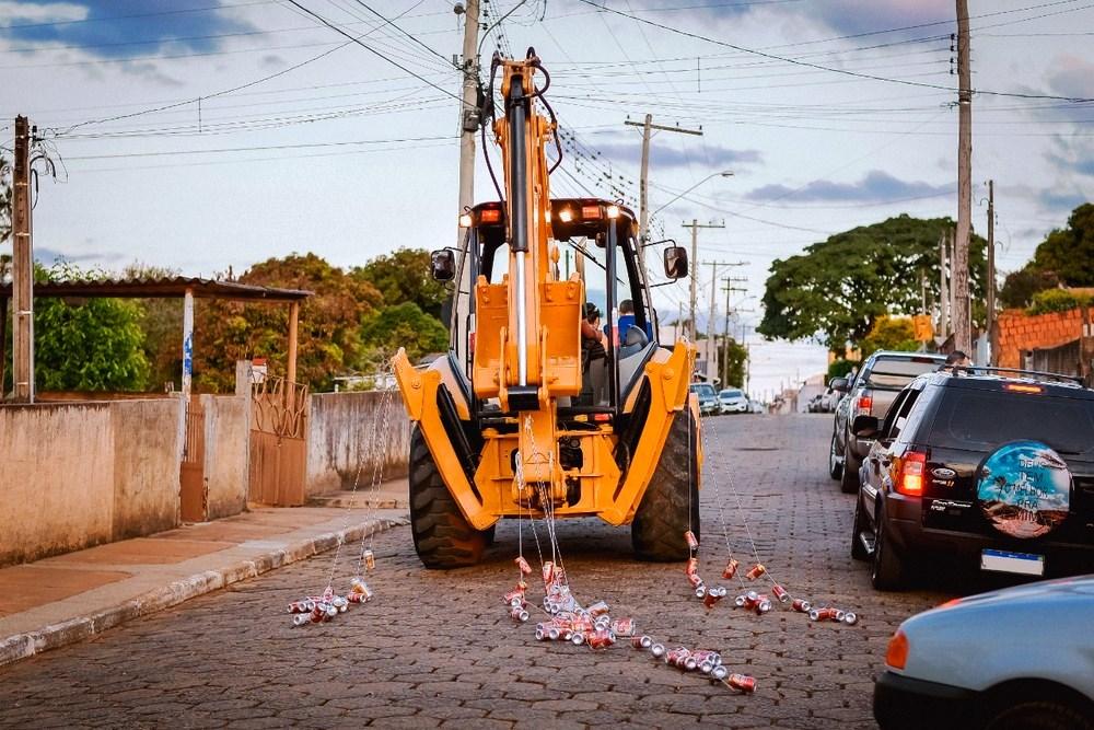 Recém-casados desfilam em retroescavadeira após cerimônia e viraliza