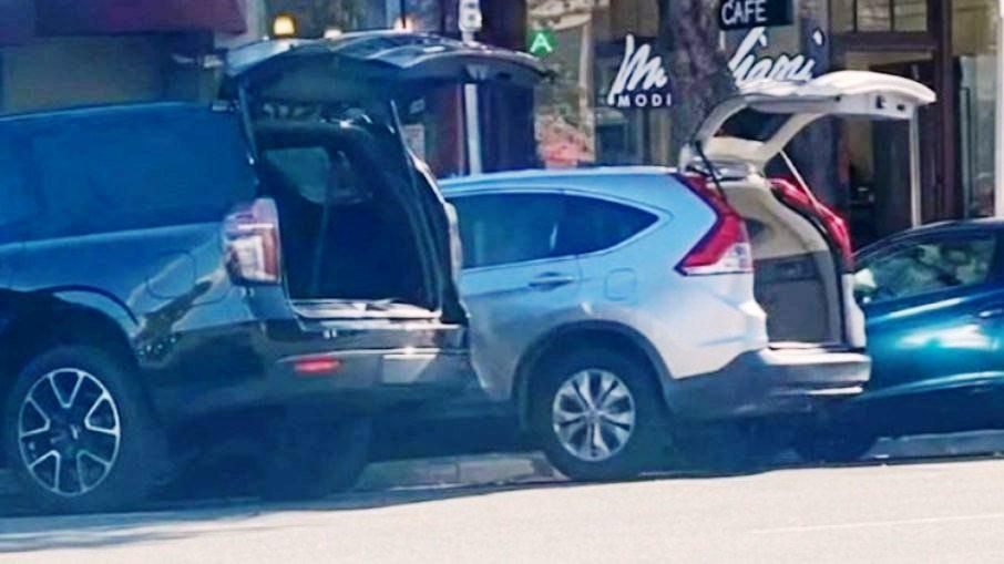 Donos deixam carros abertos para 