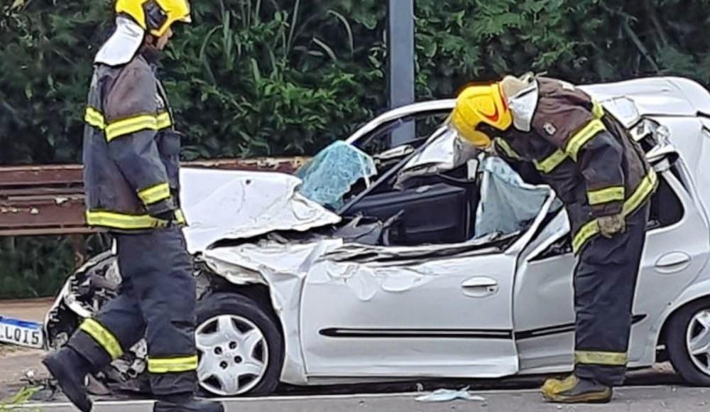 Batida entre carro e ônibus deixa um morto na rodovia ES-10, no ES