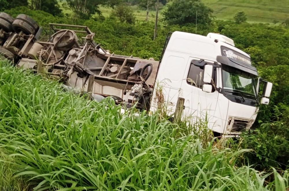 Acidente deixa mortos e um ferido na BR-101, em Mimoso do Sul, ES