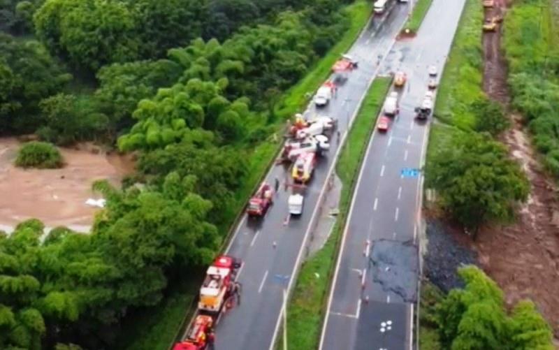 Ônibus bate em carro e caminhão, cai em ribanceira e deixa 5 mortos e dezenas de feridos, em Goiás