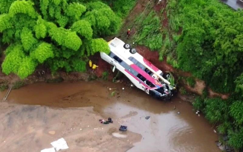 Ônibus bate em carro e caminhão, cai em ribanceira e deixa 5 mortos e dezenas de feridos, em Goiás