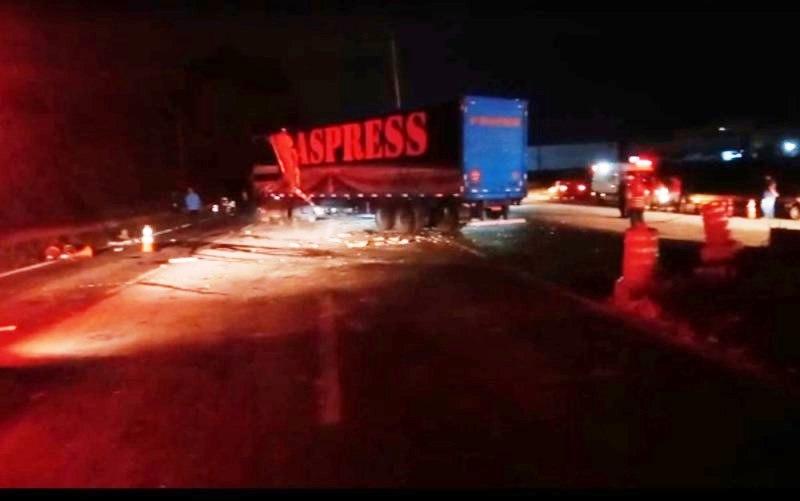 Ônibus bate em carro e caminhão, cai em ribanceira e deixa 5 mortos e dezenas de feridos, em Goiás
