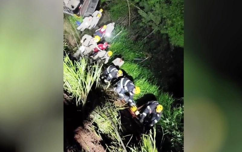 Ônibus bate em carro e caminhão, cai em ribanceira e deixa 5 mortos e dezenas de feridos, em Goiás