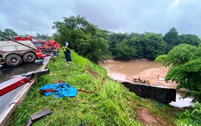 Ônibus bate em carro e caminhão, cai em ribanceira e deixa 5 mortos e dezenas de feridos, em Goiás
