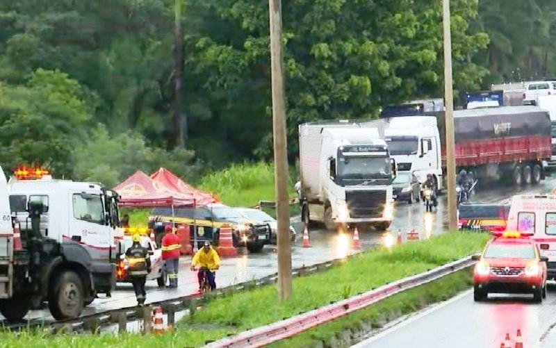 Ônibus bate em carro e caminhão, cai em ribanceira e deixa 5 mortos e dezenas de feridos, em Goiás