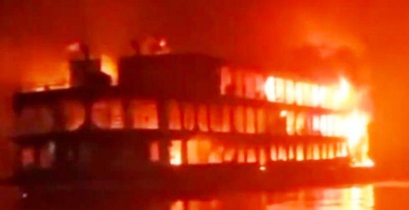 Incêndio em barco deixa 37 mortos em Bangladesh