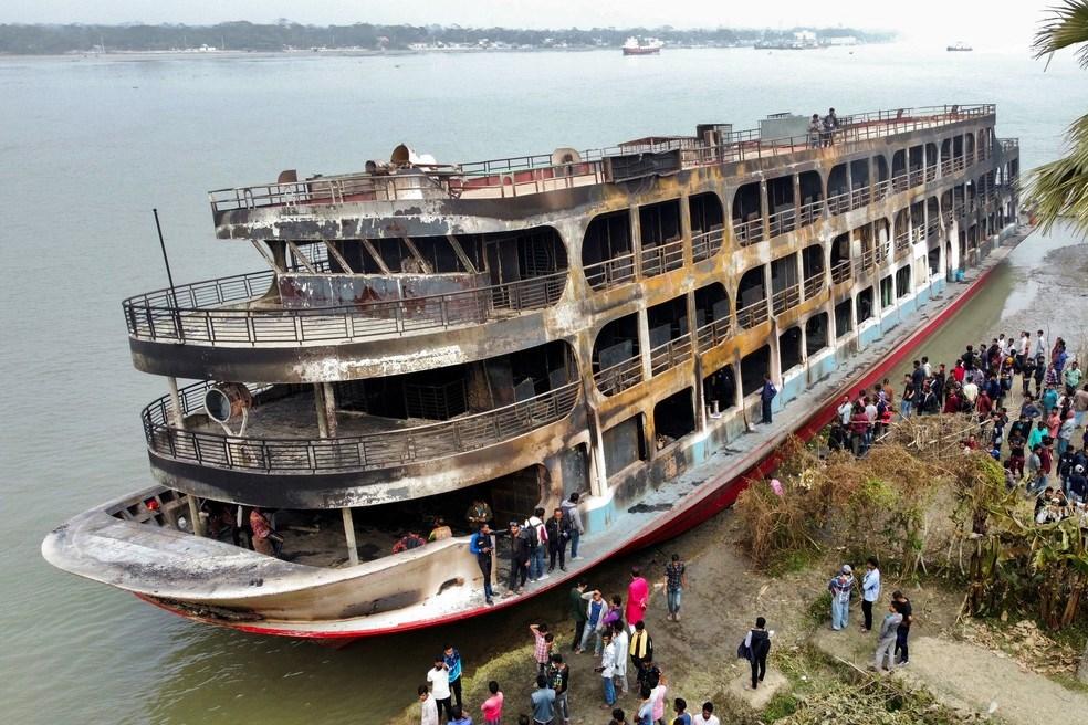 Incêndio em barco deixa 37 mortos em Bangladesh