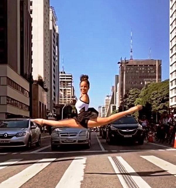 Bailarina brasileira sem braços é finalista em show de talentos na Alemanha