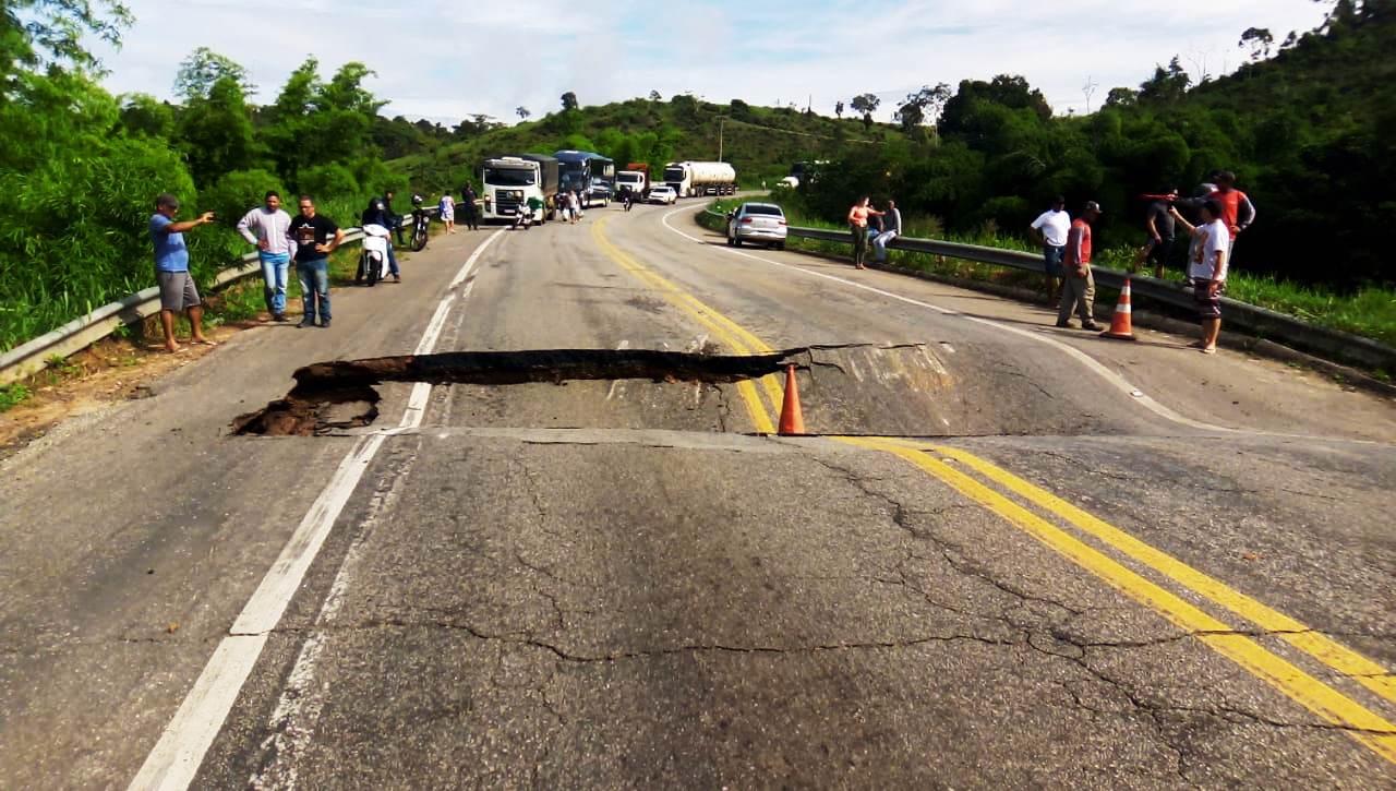 Estrada do sul da Bahia ficam interditada por causa de chuvas