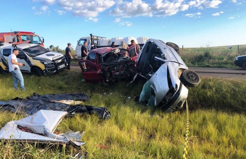Batida entre dois carros deixa quatro pessoas mortas e quatro feridas, em Pinhão (PR)