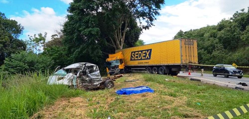 Acidente entre carreta dos Correios e caminhonete deixa um morto na BR-101