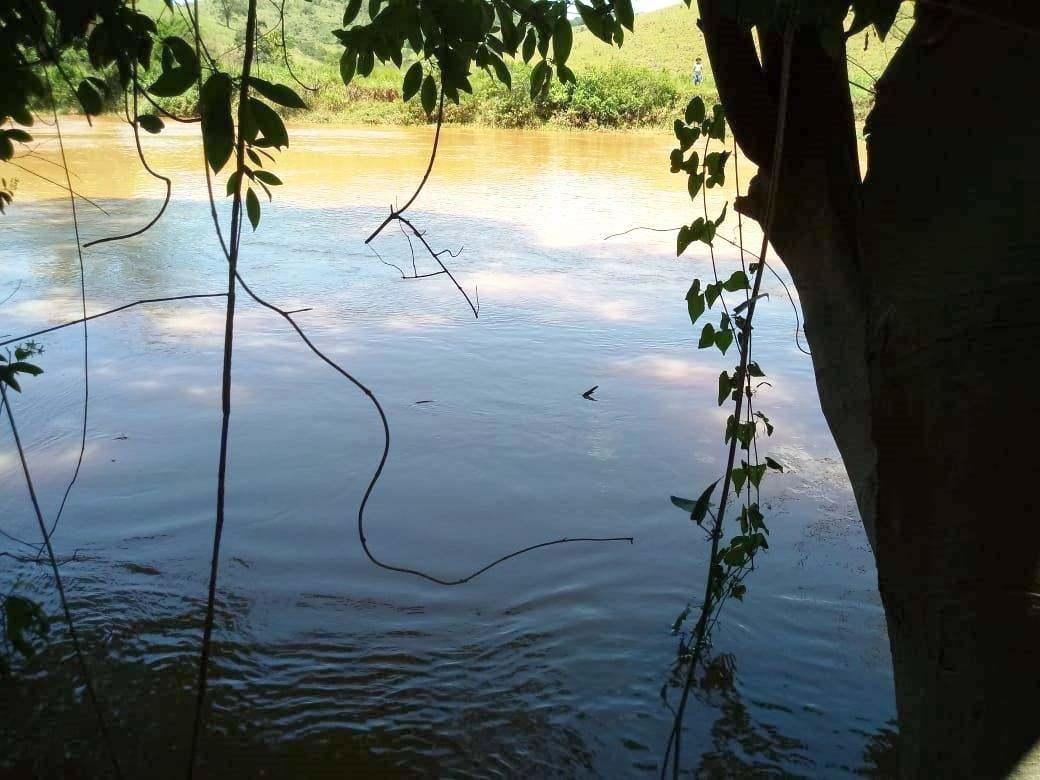 Carro cai em rio e deixa uma pessoa desaparecida no Sul do ES