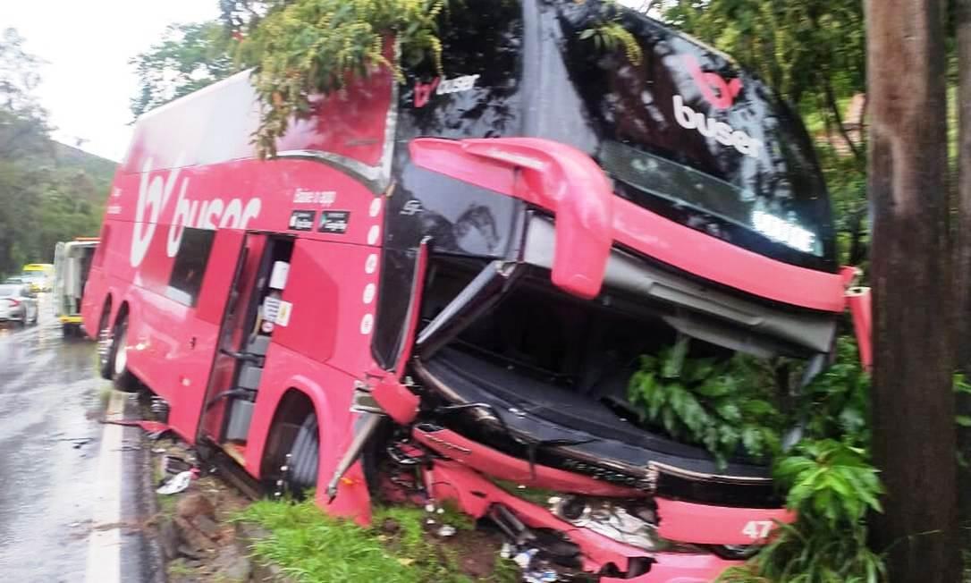 Acidente entre carro e ônibus na BR 040 deixa cinco mortos em Juiz de Fora, MG