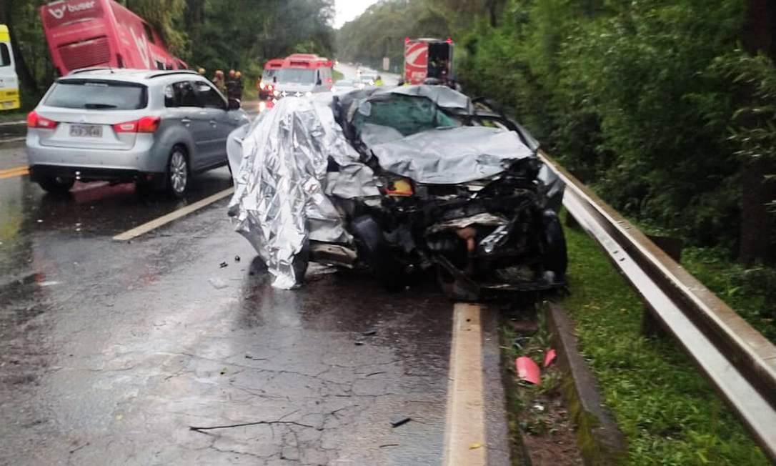 Acidente entre carro e ônibus na BR 040 deixa cinco mortos em Juiz de Fora, MG