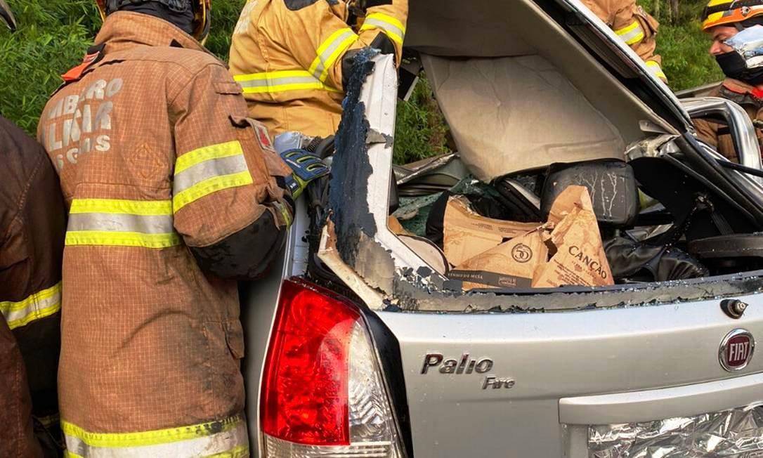 Acidente entre carro e ônibus na BR 040 deixa cinco mortos em Juiz de Fora, MG