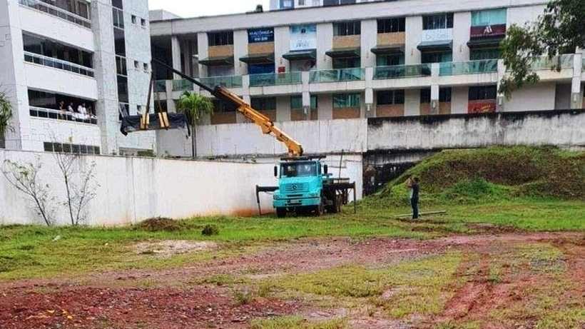 Sofá da discórdia: Móvel é entregue por guindaste e gera briga de vizinhos