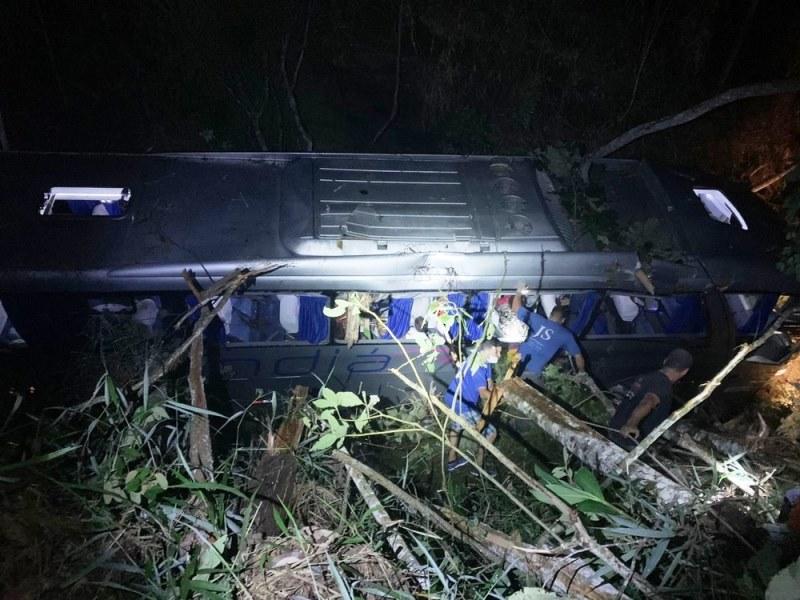 Acidente com ônibus deixa dois mortos e 34 feridos, em João Monlevade, MG