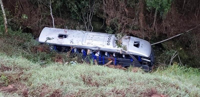 Acidente com ônibus deixa dois mortos e 34 feridos, em João Monlevade, MG