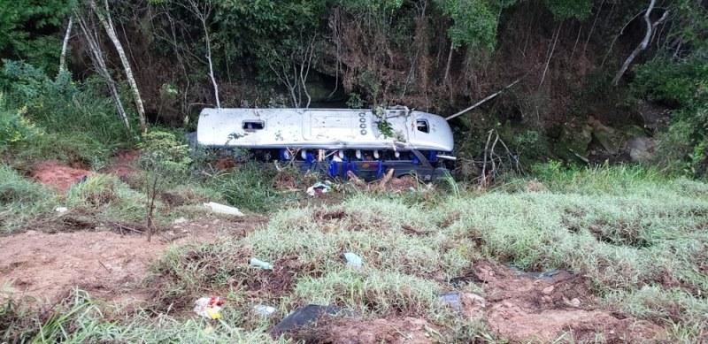 Acidente com ônibus deixa dois mortos e 34 feridos, em João Monlevade, MG
