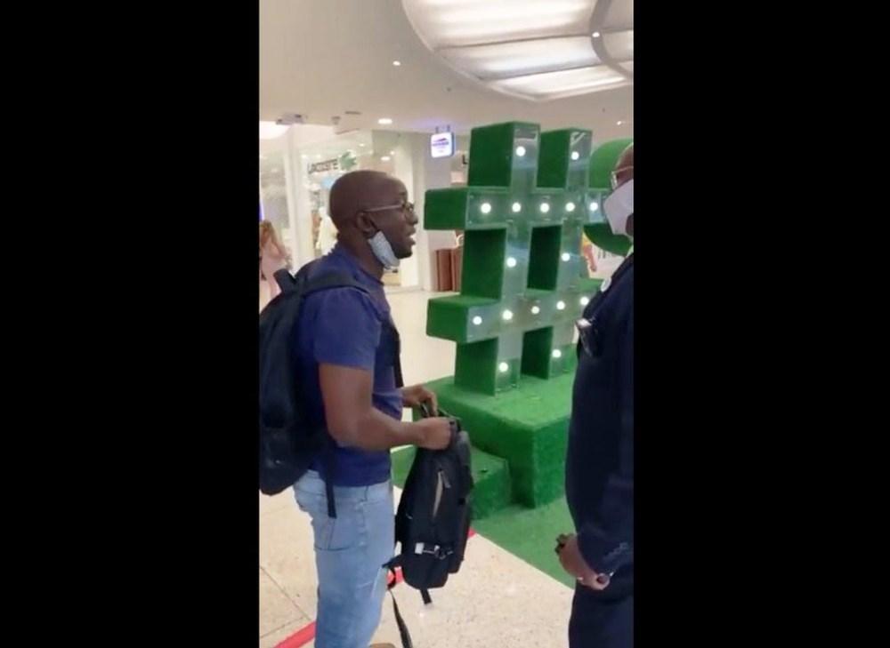 Homem é retirado de banheiro para ‘devolver’ mochila que ‘comprou’ na Zara: “Humilhado por ser negro”