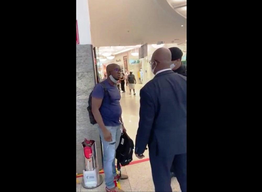 Homem é retirado de banheiro para ‘devolver’ mochila que ‘comprou’ na Zara: “Humilhado por ser negro”