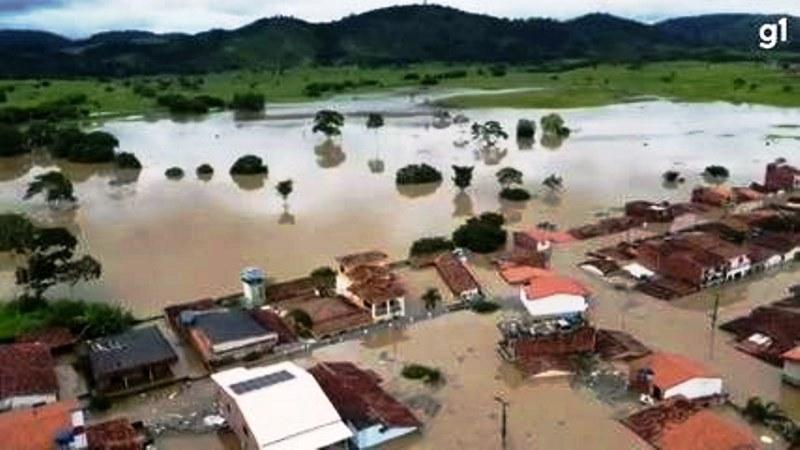 Cenário de destruição após chuvas na BA; carros ficaram submersos