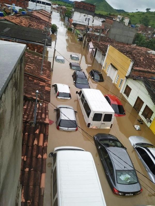 Cenário de destruição após chuvas na BA; carros ficaram submersos