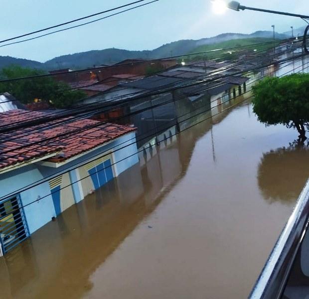 Cenário de destruição após chuvas na BA; carros ficaram submersos