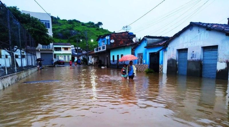 Cenário de destruição após chuvas na BA; carros ficaram submersos