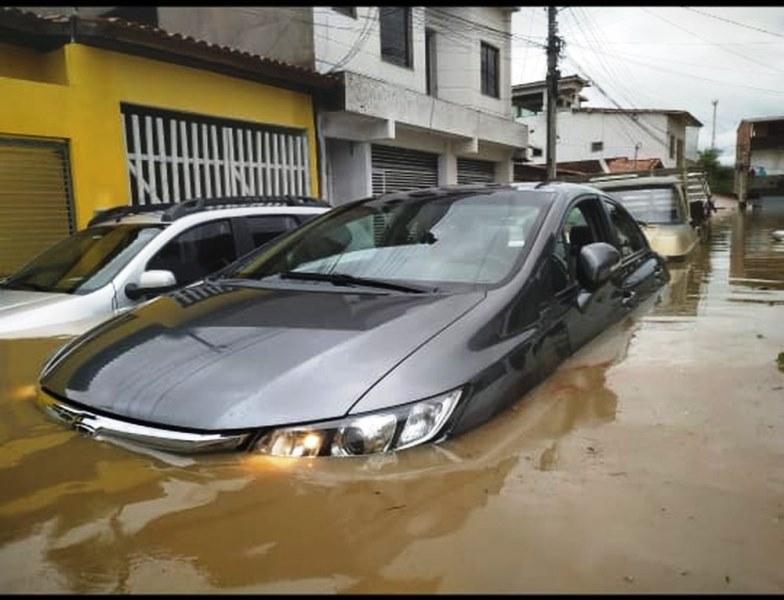 Cenário de destruição após chuvas na BA; carros ficaram submersos