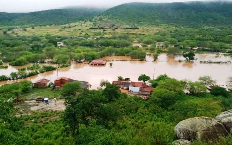 Cenário de destruição após chuvas na BA; carros ficaram submersos