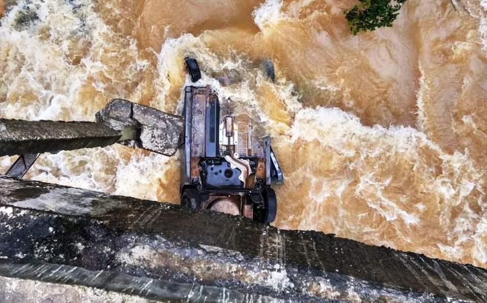 Pai morre e filhos ficam feridos ao caírem com carro de ponte, em Domingos Martins, ES