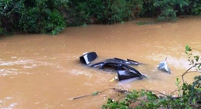 Pai e filha de 3 anos morrem após carro cair de ponte em MG