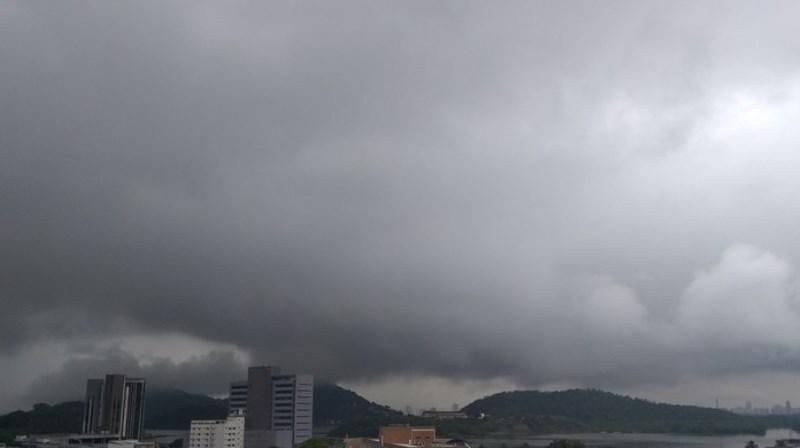 Cidades do ES tem alertas de chuvas intensas e ventos de até 100 km/h