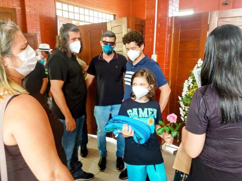 Em clima de emoção, São Mateus despede-se do contador Jarbas Cunha