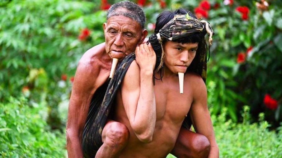 Jovem indígena carrega pai nas costas por horas para tomar vacina contra Covid-19