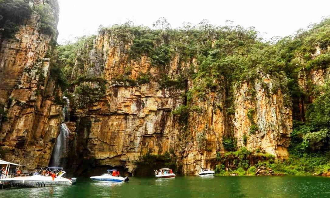 Sobe para 8 o nº de mortos após queda de paredão de paredão do Capitólio, em MG