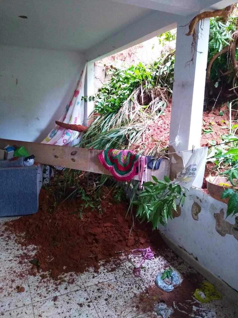 Após fortes, 1,5 mil pessoas estão fora de casa chuvas no ES