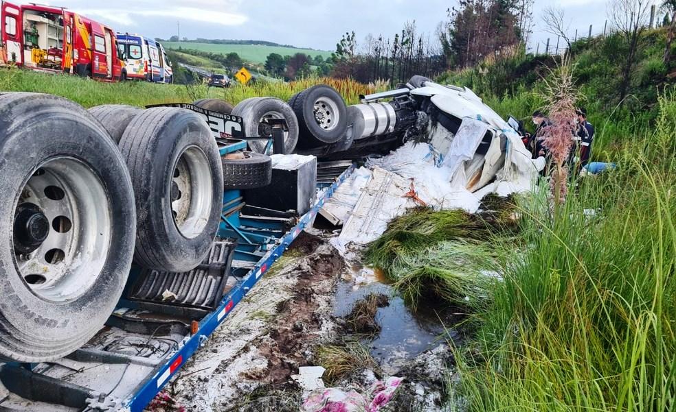 Pai, mãe e 3 filhas morrem em acidente com caminhão na BR-376, em Palmeiras (PR)
