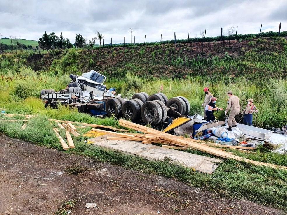 Pai, mãe e 3 filhas morrem em acidente com caminhão na BR-376, em Palmeiras (PR)