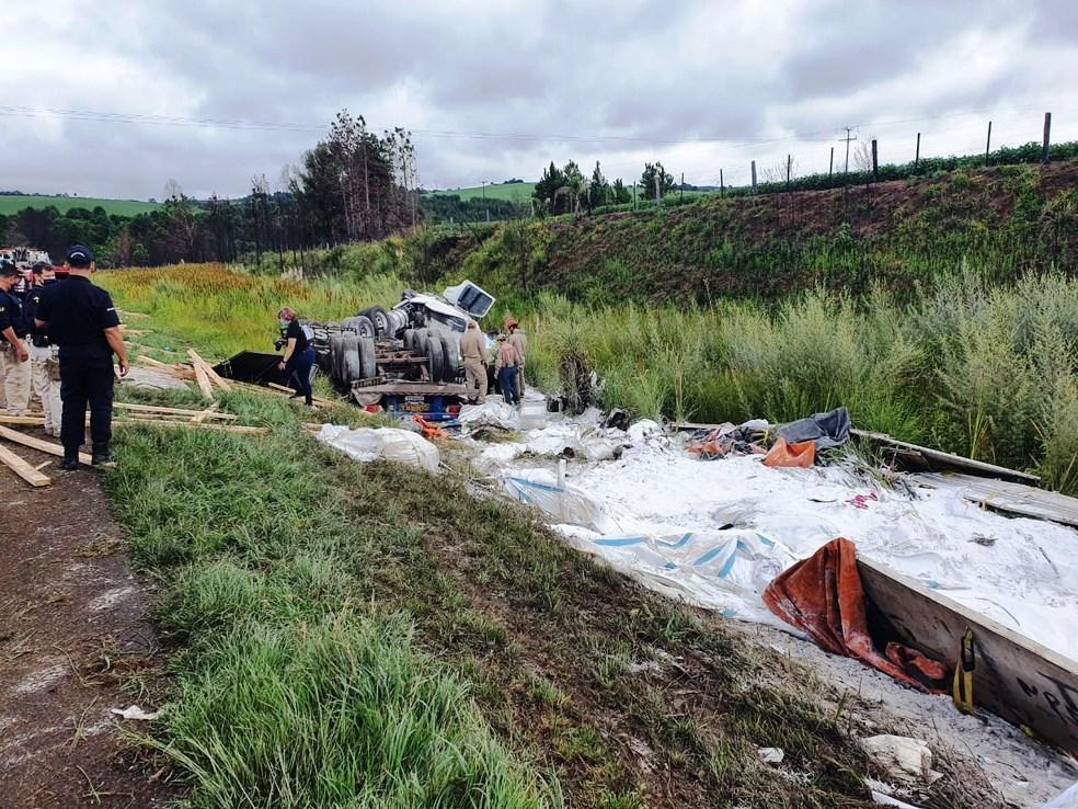 Pai, mãe e 3 filhas morrem em acidente com caminhão na BR-376, em Palmeiras (PR)