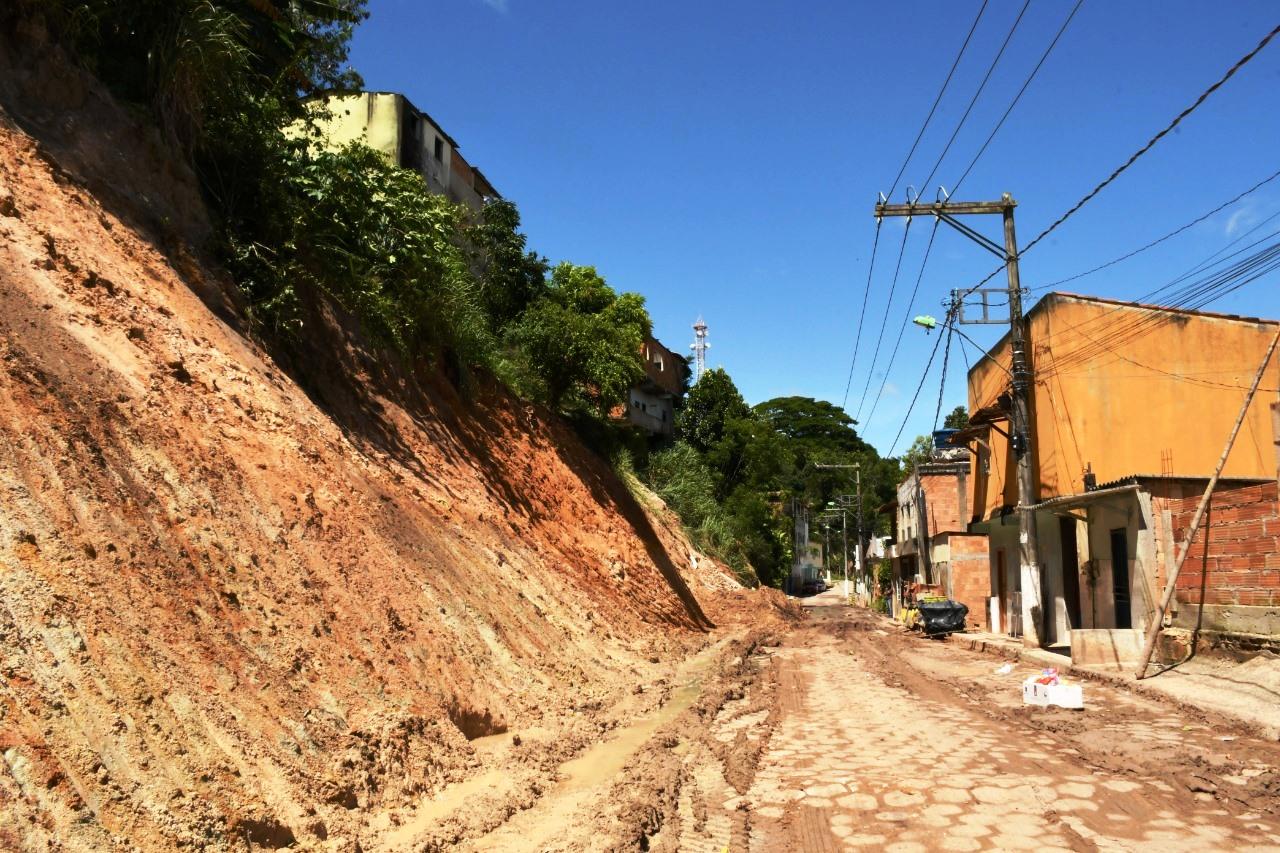 Prefeitura de São Mateus realiza obras de emergência na encosta da ladeira do besouro