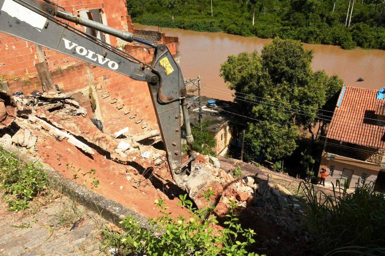 Prefeitura de São Mateus realiza obras de emergência na encosta da ladeira do besouro
