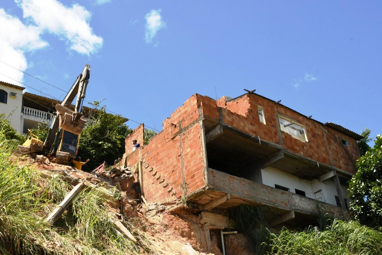 Prefeitura de São Mateus realiza obras de emergência na encosta da ladeira do besouro