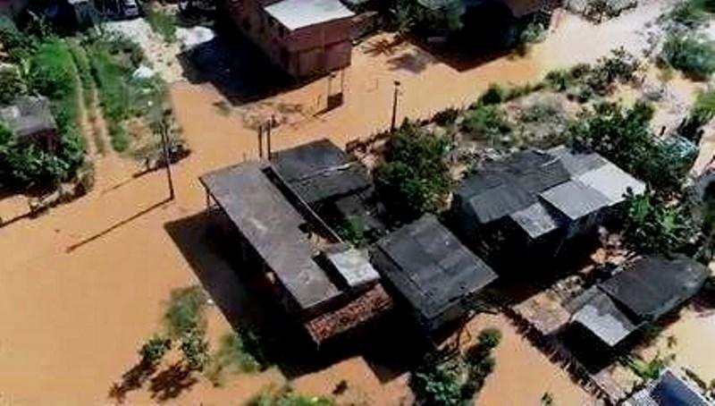 Cheia do Rio Doce deixa pelo menos 32 famílias desabrigadas em Colatina e Linhares, no ES