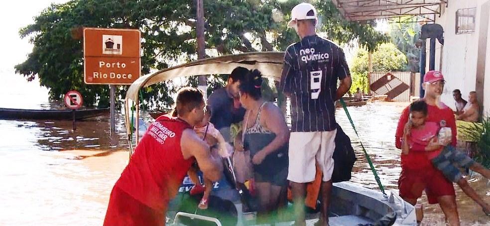 Cheia do Rio Doce deixa pelo menos 32 famílias desabrigadas em Colatina e Linhares, no ES