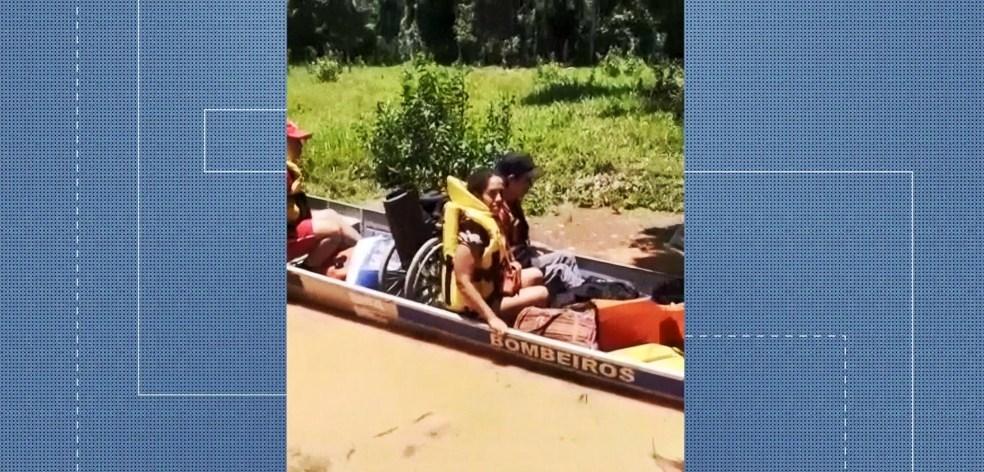 Cheia do Rio Doce deixa pelo menos 32 famílias desabrigadas em Colatina e Linhares, no ES